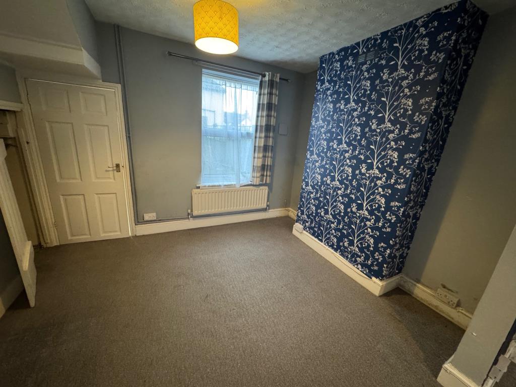 Lot: 139 - TWO-BEDROOM END-TERRACE HOUSE WITH COURTYARD GARDEN - Dining room area